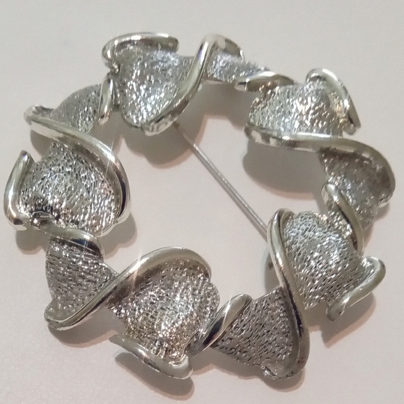Vintage Signed Kramer Retro Ribbon Wreath Circle Brooch Brushed Silver Tone  2" - Picture 2 of 4